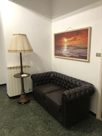 Soggiorno di Casa Jeanmarc con divano Chesterfield e quadro marino