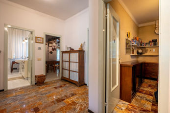 Ingresso di Casa Relax con specchio e passaggio verso la cucina