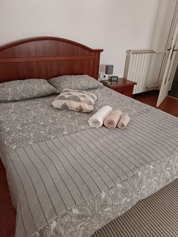 Letto matrimoniale di Casa Jeanmarc con asciugamani puliti piegati