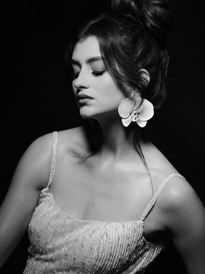 Bruid in satijnen trouwjurk met accessoires