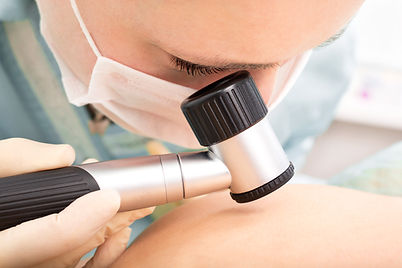 Médico analisando pele do paciente