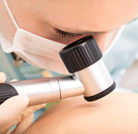 Dermatologue examinant la peau