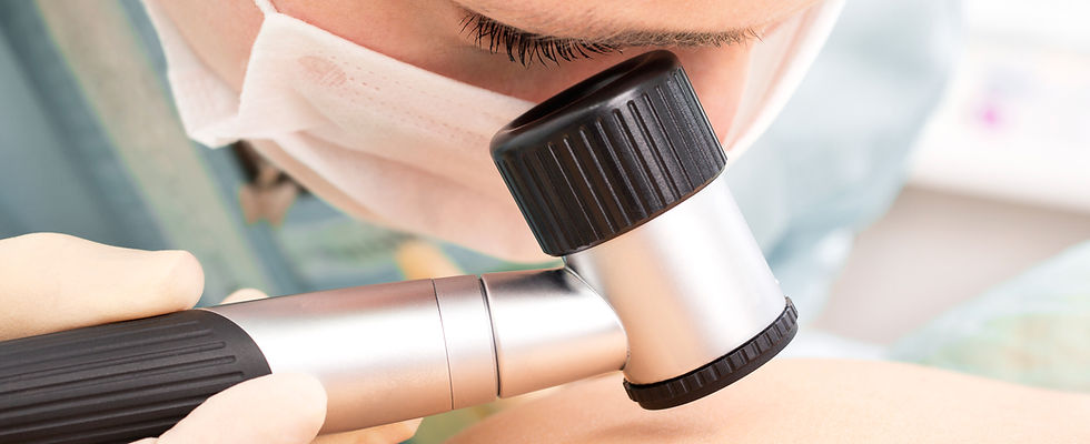 Dermatologue examinant la peau