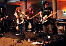 Musiker:innen der 1st Class Session bei einer gemeinsamen Session auf der Bühne.