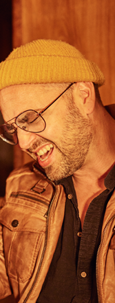 Cosmo Klein ist Sänger, Songwriter, Produzent und ein echtes Energiebündel auf der Bühne.