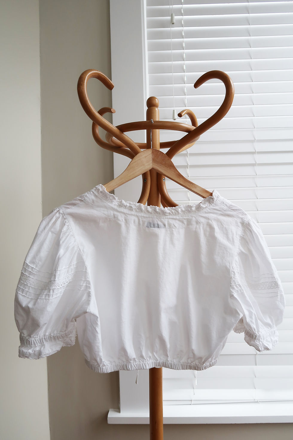Thumbnail: Vintage white ruched cropped peasant blouse UK 12 .