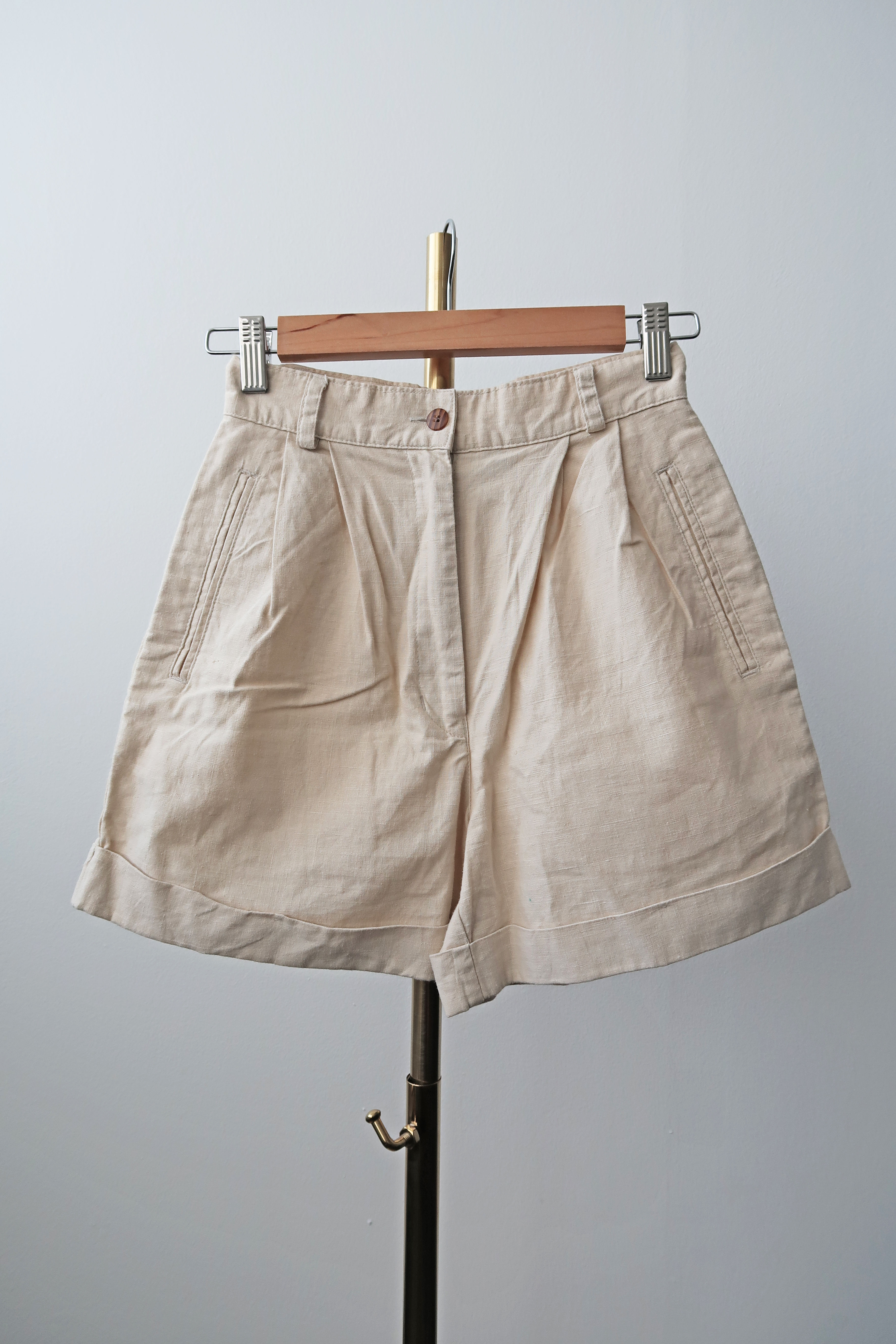 Vintage 90's Linen mix shorts in beige. Size UK 4.