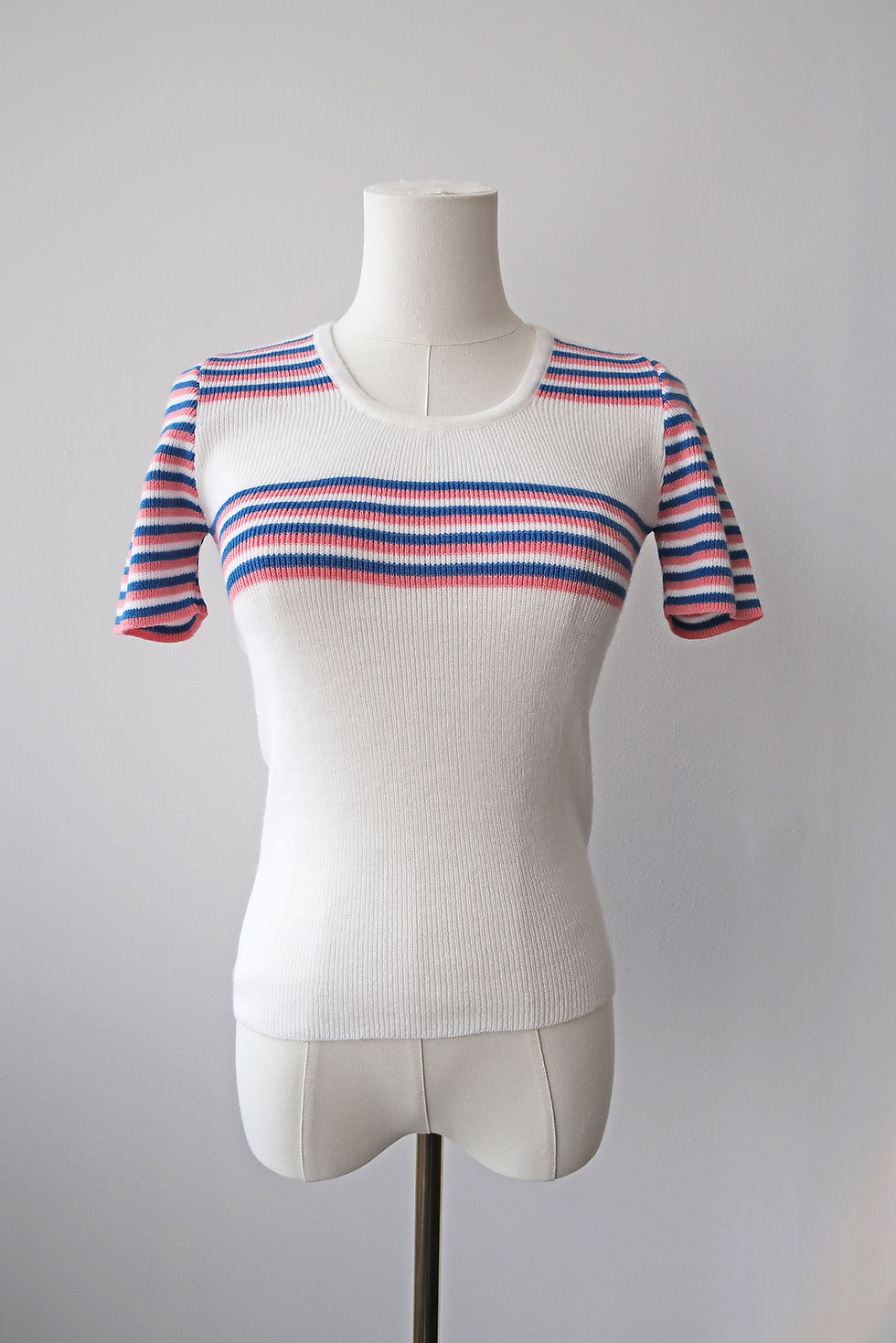 Vintage 70s stripe knit top in white with blue and pink stripe. UK 8.
