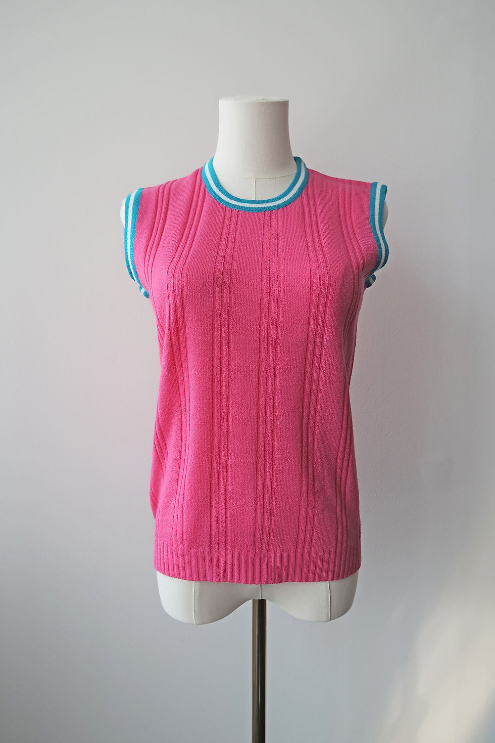 Vintage 70s bright pink sleeveless knit top. UK 8.
