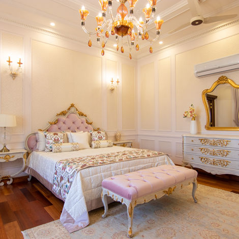 MAARCOM Upholstered Pink Queen-sized Bed with Carvings