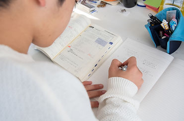 勉強する小学生
