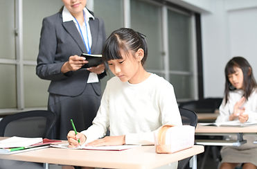 塾の授業を受ける学生