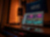 Studio di registrazione, con Logic Pro X aperto in fase di produzione e mixing.