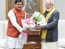 मुख्यमंत्री की प्रधानमंत्री से मुलाकात: 'नक्सल मुक्त MP' और 8 लाख करोड़ के निवेश पर हुई चर्चा WaterMission AIinGovernance RailwayDiscount