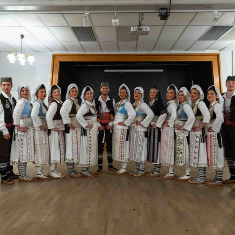 Ungdomar i traditionell serbisk folkdräkt från Kosovsko Pomoravlje på festival i Göteborg
