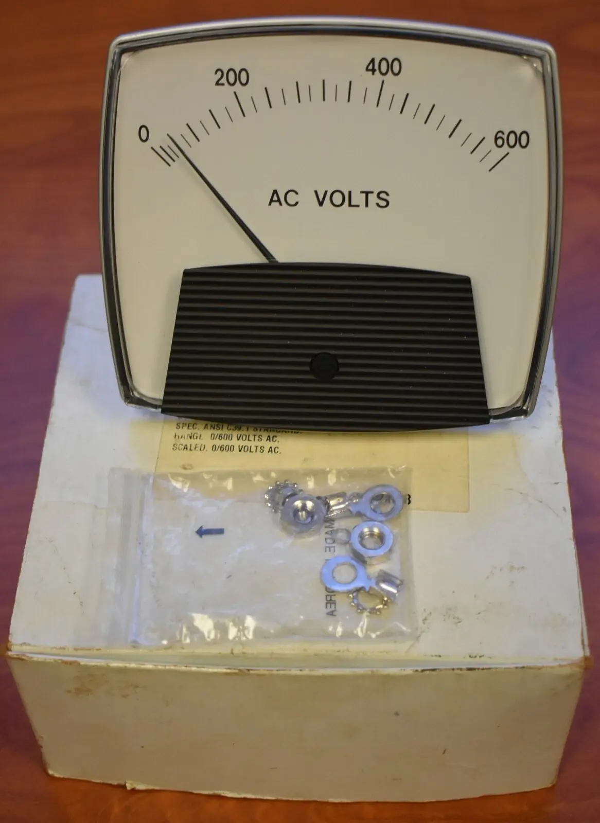 CROMPTON 014-75V-A-SJ-SJ, SCALE RANGE: 0/600VAC IRON VANE ANALOG VOLTMETER NEW