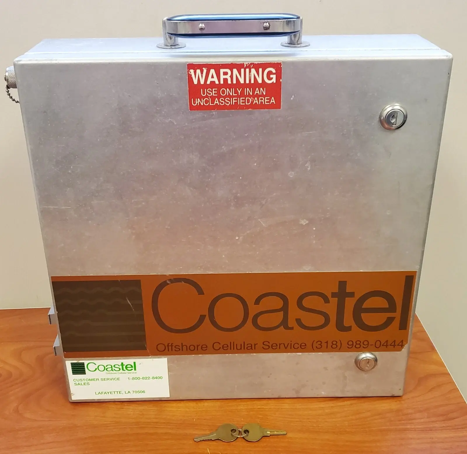 COASTEL OFFSHORE MOTOROLA SCN2500A CELLULAR PHONE WITH CABINET, KEYS & BATTERY