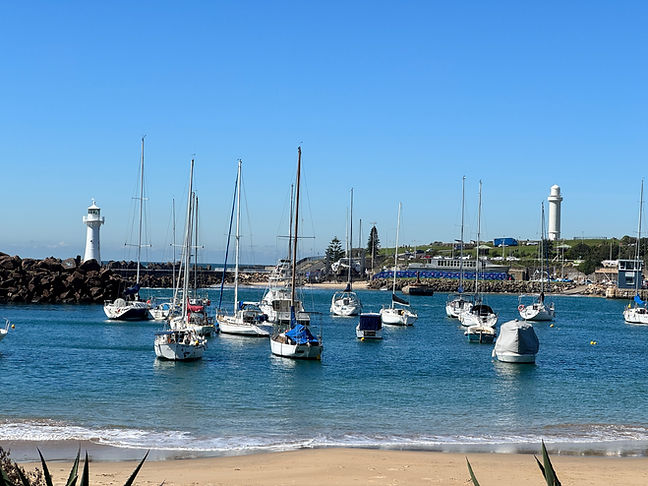 Wollongong Harbour at Lunchtime