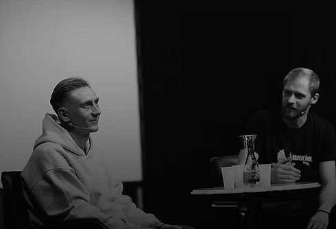 Актори на сцені перед глядачами під час вистави.