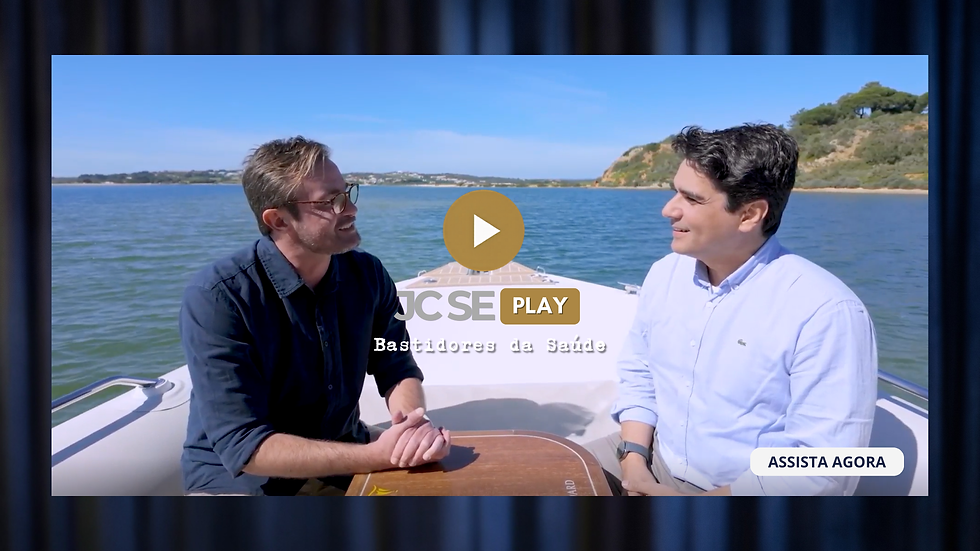 Captura de tela do canal JCSE Play com o título Bastidores da Saúde, mostrando o apresentador Max Fercondini e o consultor João Coelho em um bate-papo sobre eficiência hospitalar a bordo de um barco no Algarve. A imagem funciona como capa de vídeo, contendo um botão de reprodução dourado no centro e o botão "Assista Agora" no canto inferior direito.