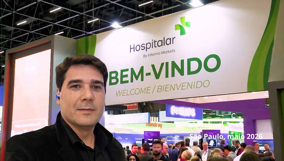 CEO da JC Saúde Empresarial, João Coelho, diante da entrada da Feira Hospitalar; placas BEM-VINDO e São Paulo, maio 2026.