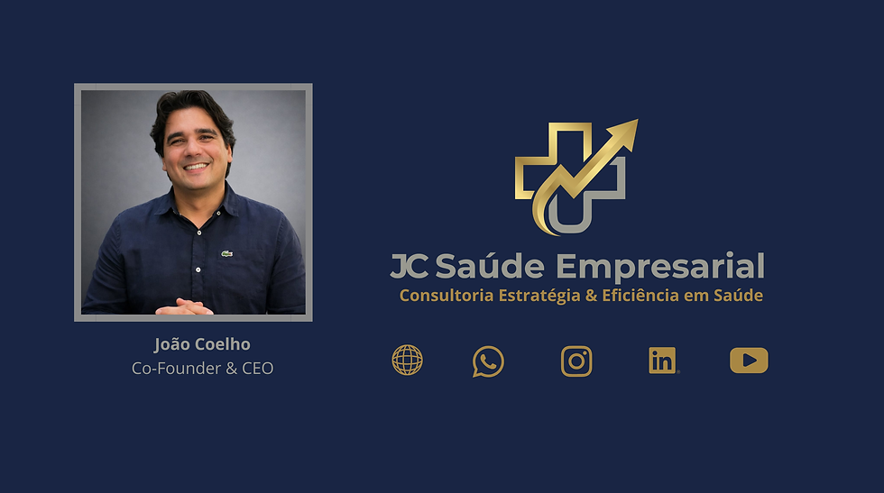 Banner corporativo em fundo azul marinho. À esquerda, fotografia de João Coelho, sorridente, com a identificação 'Co-Founder & CEO'. À direita, o logótipo em tons de dourado e prateado da JC Saúde Empresarial, acompanhado do slogan 'Consultoria Estratégia & Eficiência em Saúde'. Na parte inferior, encontram-se os ícones dourados de contacto e redes sociais: website, WhatsApp, Instagram, LinkedIn e YouTube.