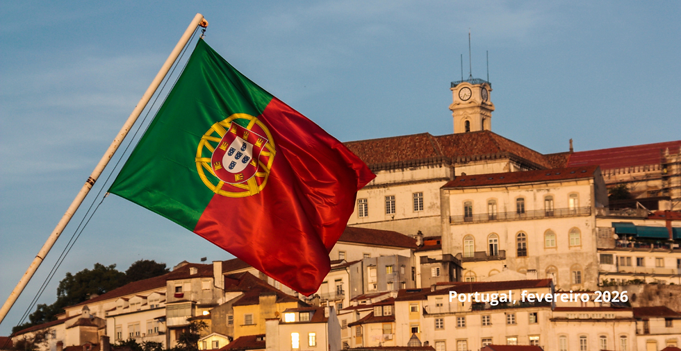 Bandeira de Portugal ao vento sobre casas e torre do relógio ao pôr do sol; texto visita CEO da JCSE a Portugal, fevereiro 2026