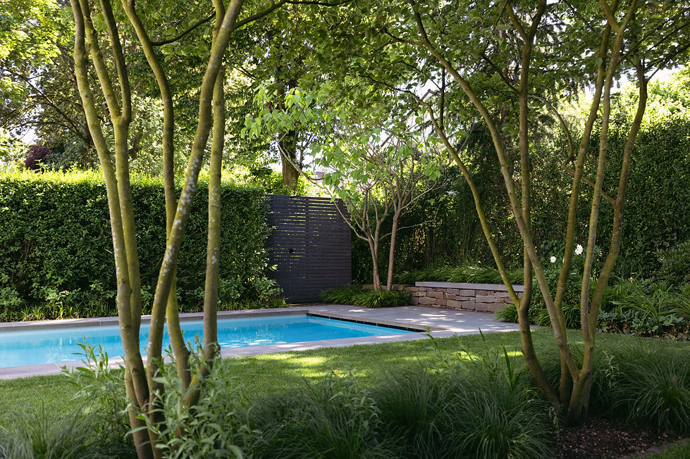 Pool Detail mit grauen Platten, Outdoordusche und Sitzecke aus Natursteinen  in Köln Deckstein