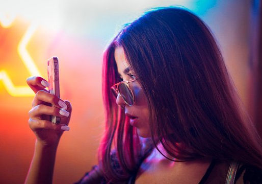 LAS PERSONAS ADICTAS AL MÓVIL SON MÁS FÁCILES DE HIPNOTIZAR