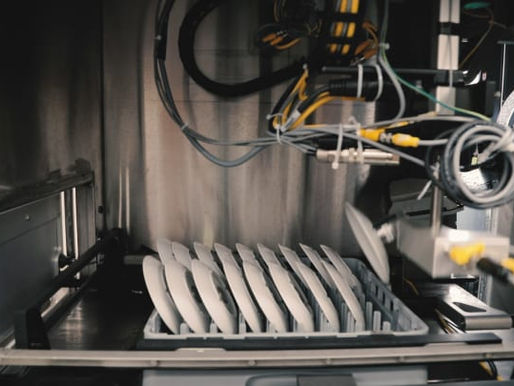 UN ROBOT INTELIGENTE LAVARÁ LOS PLATOS EN LOS RESTAURANTES