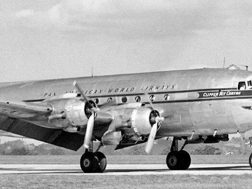 El avión que aterrizó 37 años después de despegar.
