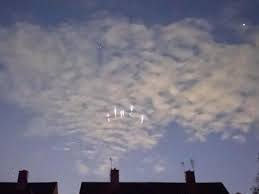¿Qué son las extrañas luces que han aparecido en el cielo del Reino Unido?