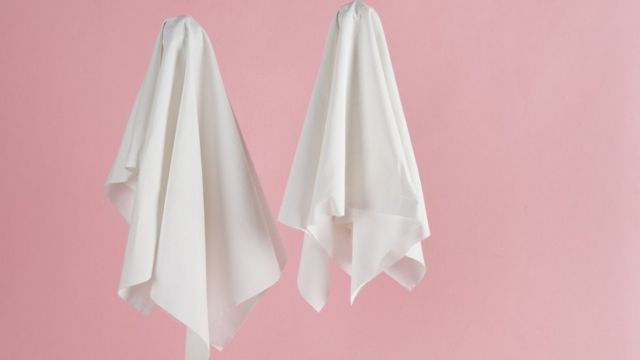 Dos sábanas como fantasmas en fondo rosa