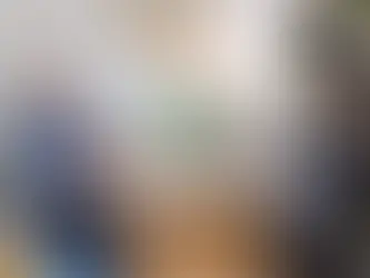 Réflexologue en échange avec une personne avant une séance de réflexologie