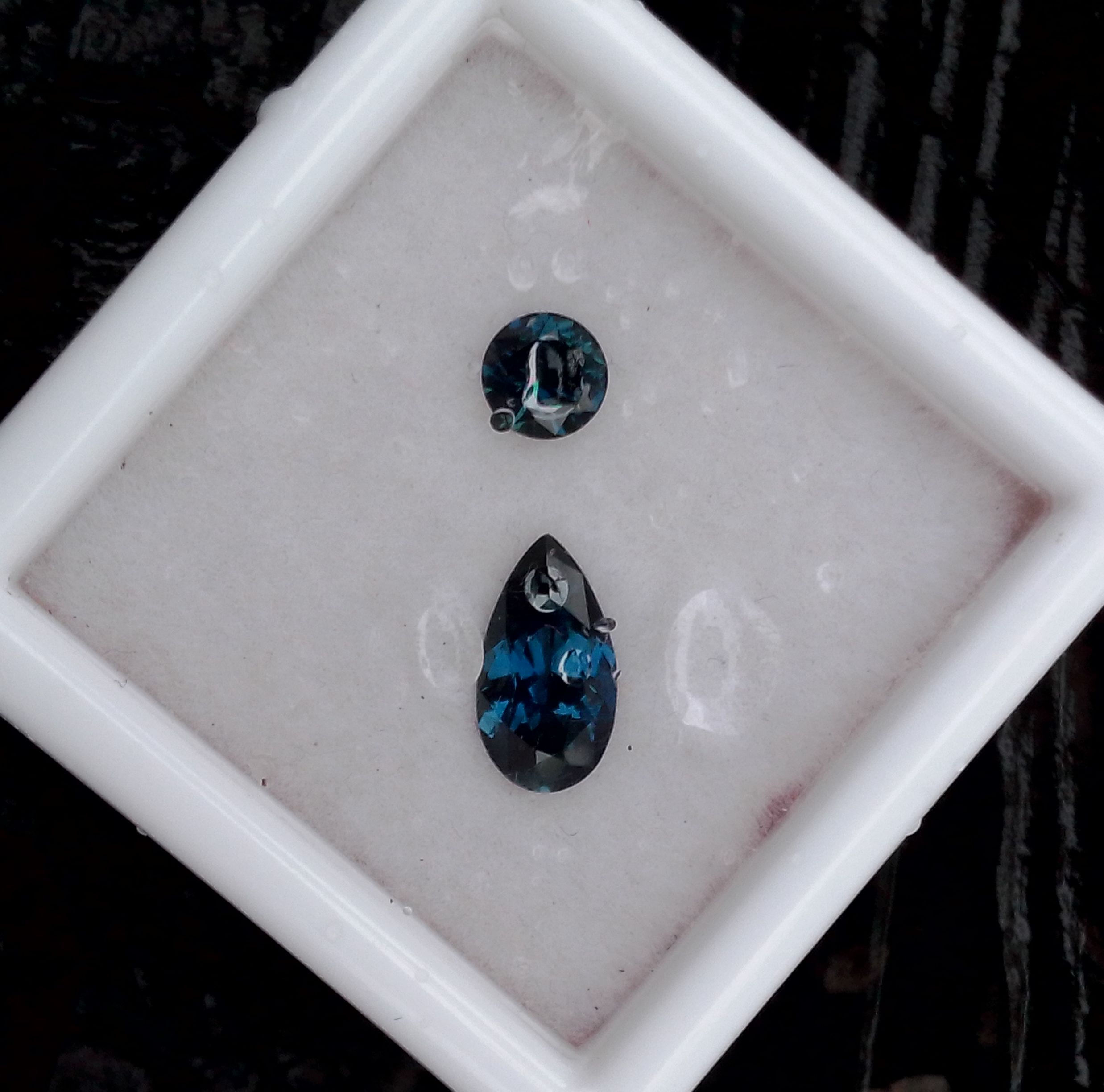 #920- 0.98tcw Blue Sapphire set. Australian.