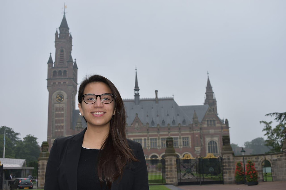 Ximena Donoso Rochabrunt. Coordinadora del programa Tutoría Integral Par de la Facultad de Derecho y profesora ayudante de la Unidad de Aprendizaje de la Dirección de Pregrado de la Universidad de Chile. Profesora de debate, argumentación y pensamiento crítico, con experiencia dictando clases en colegios de alta vulnerabilidad social en Chile como en instituciones extranjeras. Debatiente y jueza de torneos nacionales e internacionales como el Campeonato Mundial Universitario de Debate (CMUDE) y el Torneo de Debate Interuniversitario (ToDI).