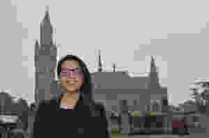 Ximena Donoso Rochabrunt. Coordinadora del programa Tutoría Integral Par de la Facultad de Derecho y profesora ayudante de la Unidad de Aprendizaje de la Dirección de Pregrado de la Universidad de Chile. Profesora de debate, argumentación y pensamiento crítico, con experiencia dictando clases en colegios de alta vulnerabilidad social en Chile como en instituciones extranjeras. Debatiente y jueza de torneos nacionales e internacionales como el Campeonato Mundial Universitario de Debate (CMUDE) y el Torneo de Debate Interuniversitario (ToDI).