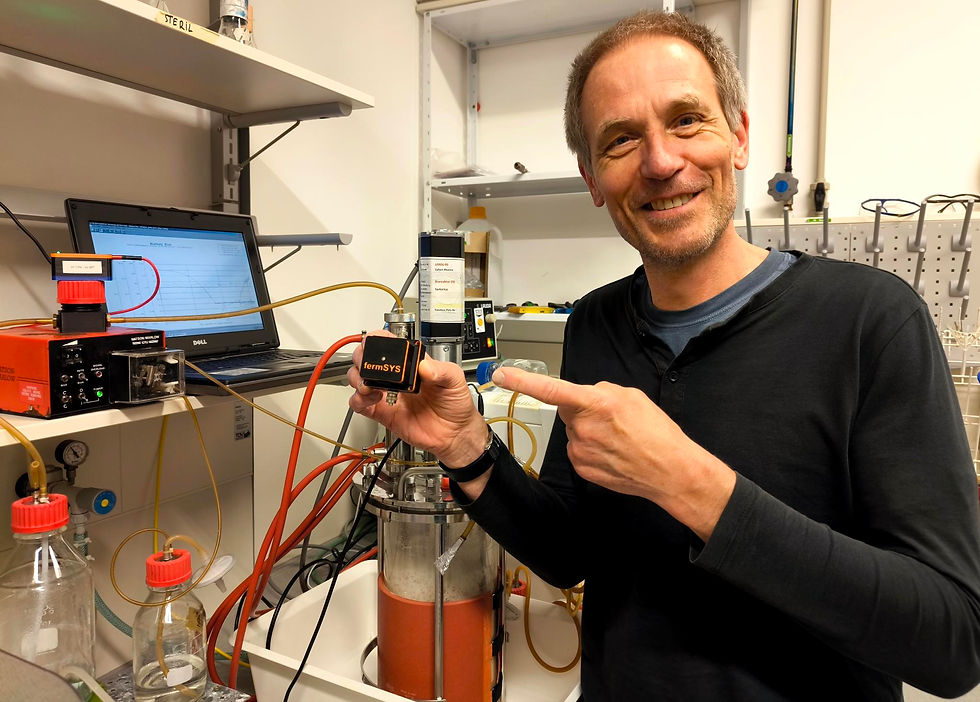 Dr. Ansgar Stratmann (W42 Industrial Biotechnology) mit dem fermSYS - CUBE im Labor