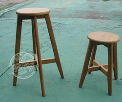 Cod.780 - redonda - pé quadrado