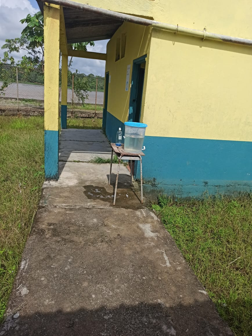 Con baldes se lavan las manos los estudiantes de la I.E. Murindó