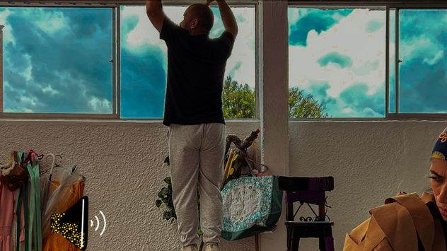 El colectivo Radio Escénica de Colombia (REC), en una sesión de ensayo de sus obras. Foto: Susana Arcila. 