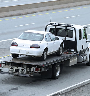 Sedan branco rebocado