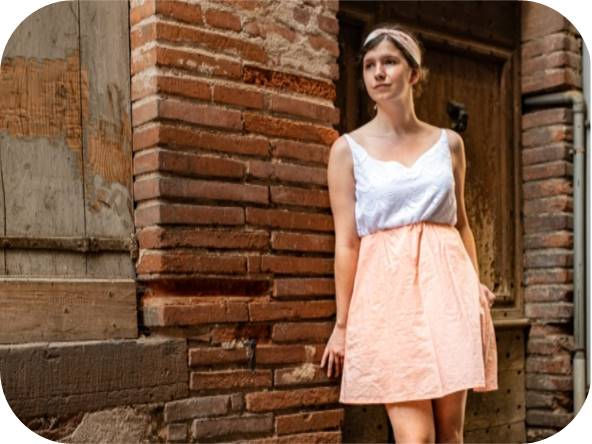 Une robe simple à coudre, élégante et décontractée avec son décolleté en cœur et sa taille élastiquée : c’est le programme de Cilaos, un patron de couture accessible même aux couturier.e.s peu aguerris ! Patron de couture PDF disponible du 32 au 56