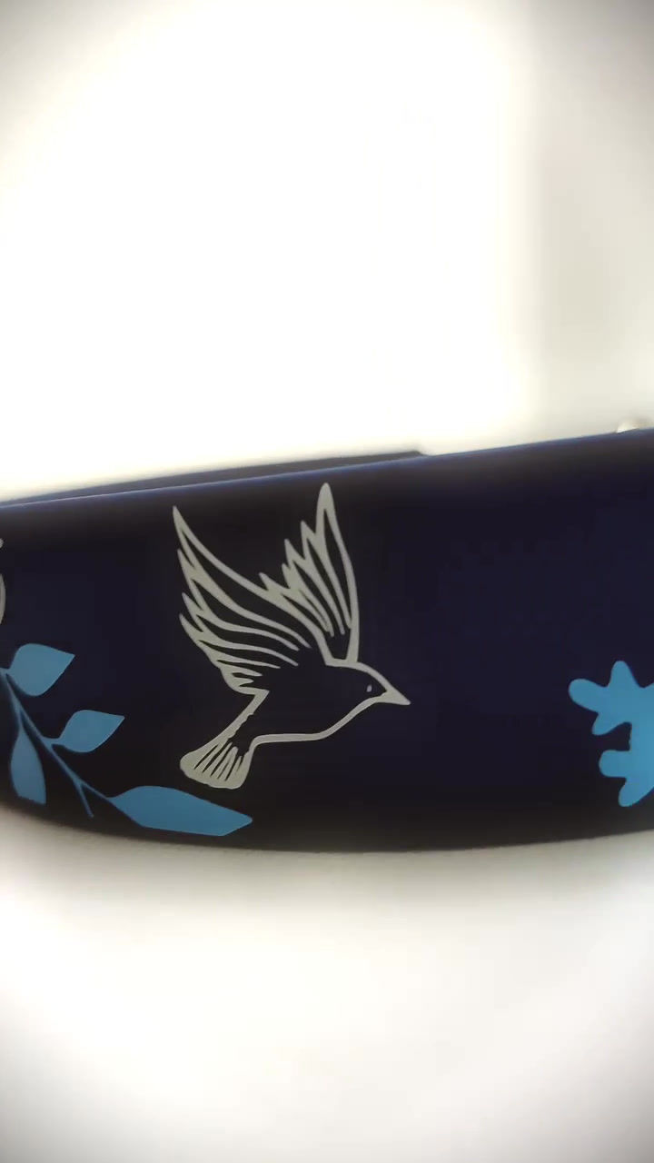 Miniature : collier de 38mm, couleur bleu navy et bleu skyan avec des motifs de oiseaux et de feuilles d'arbres