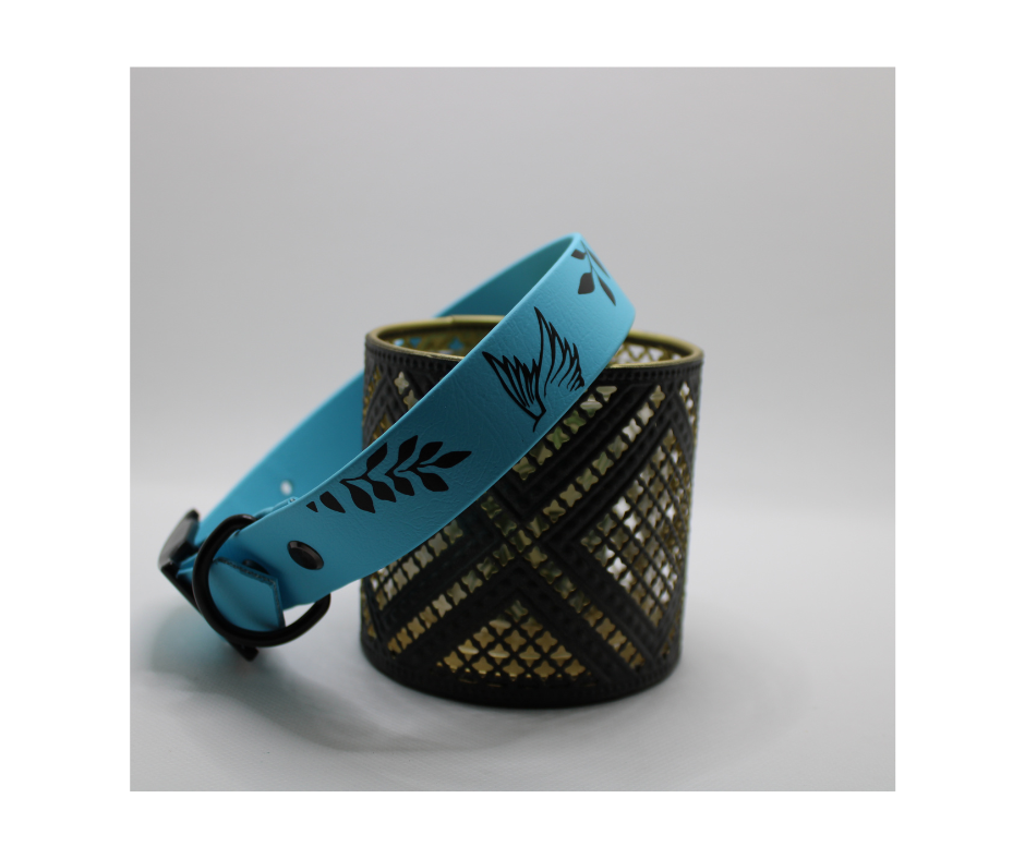 Miniature : collier largeur 25mm de couleur bleu skyan avec motif oiseau et feuilles d'arbres