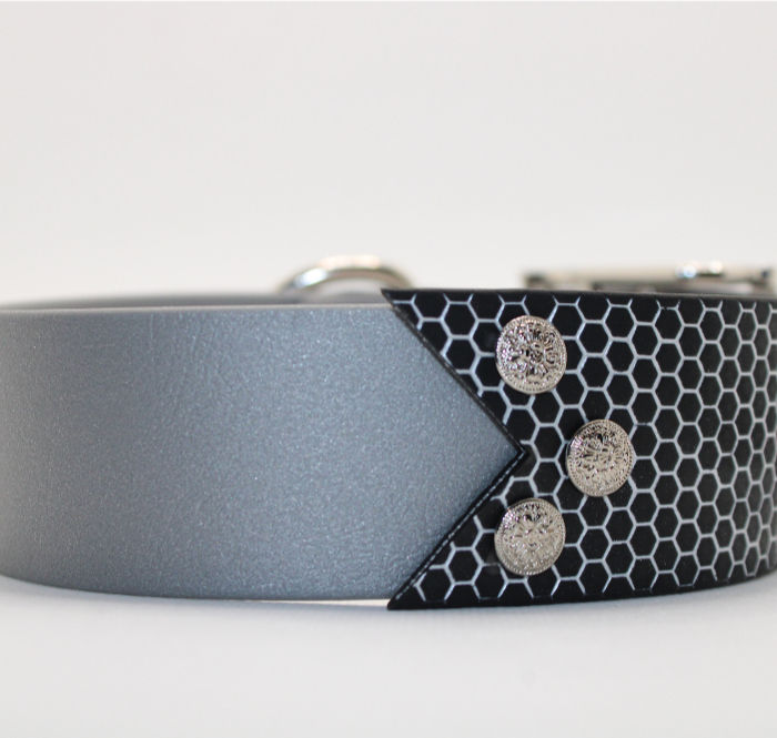 Thumbnail: collier en bitohane argent et sangle hexa noir peinte avec rivet décoré