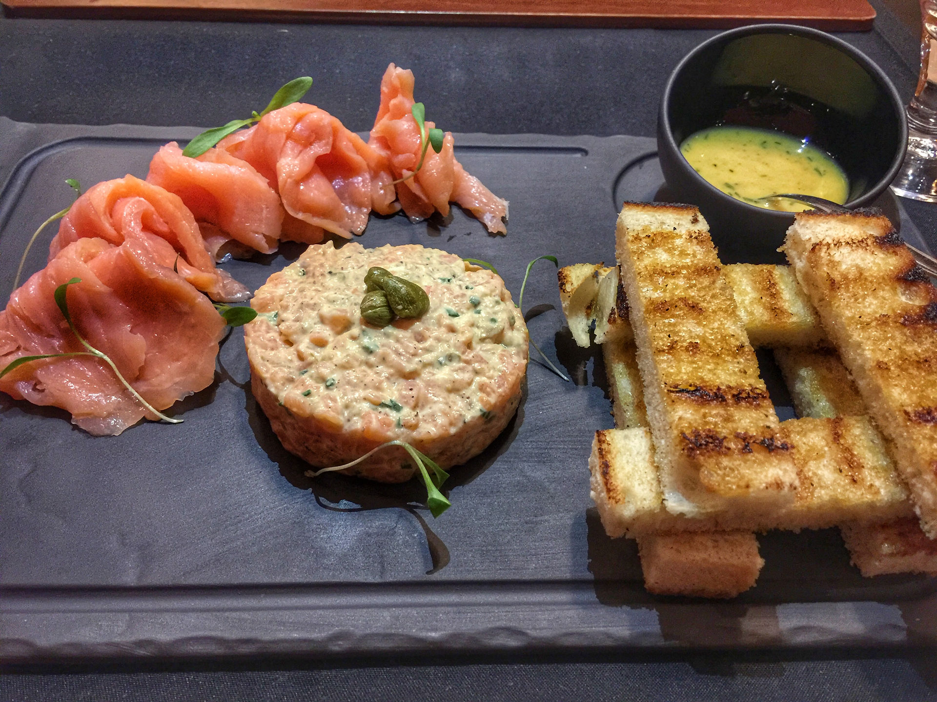 tártaro de salmão fresco e fumado