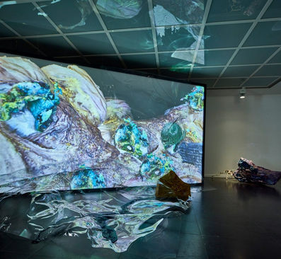 FKV_And-This-is-Us_Wagehe-Raufi_Mammoth-with-Glass-Eye_Ausstellungansicht-FKV_Foto-Norbert