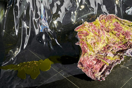 FKV_And-This-is-Us_Wagehe-Raufi_Mammoth-with-Glass-Eye_Ausstellungsansicht-FKV_Foto-Norber
