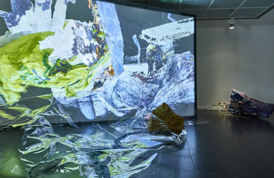 FKV_And-This-is-Us_Wagehe-Raufi_Mammoth-with-Glass-Eye_Ausstellungsansicht-FKV_Foto-Norber